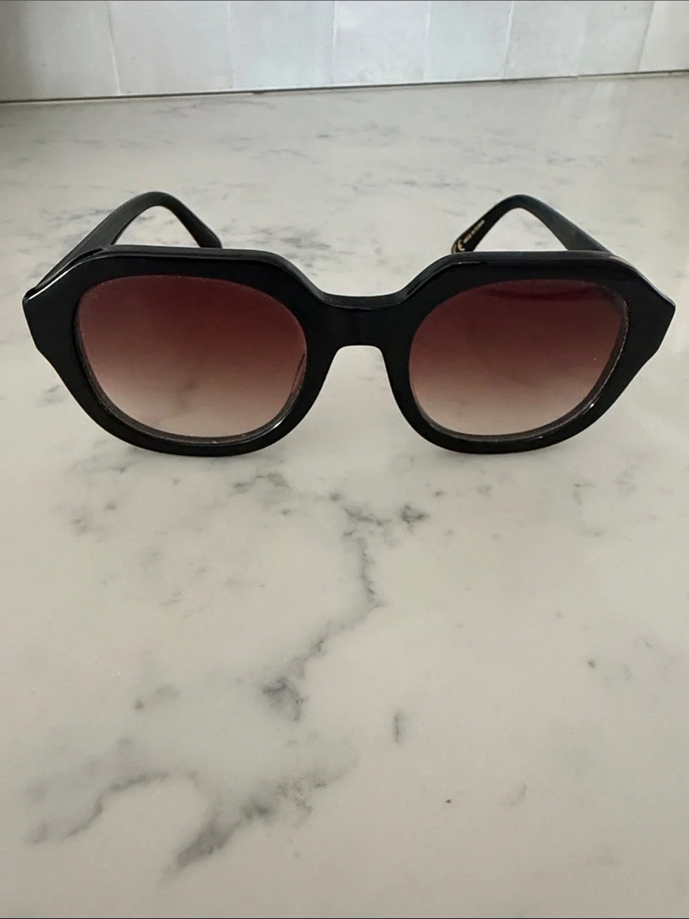 Madewell Rakelle Black Frame with Brown Gradient Lenses Round Sunglasses
